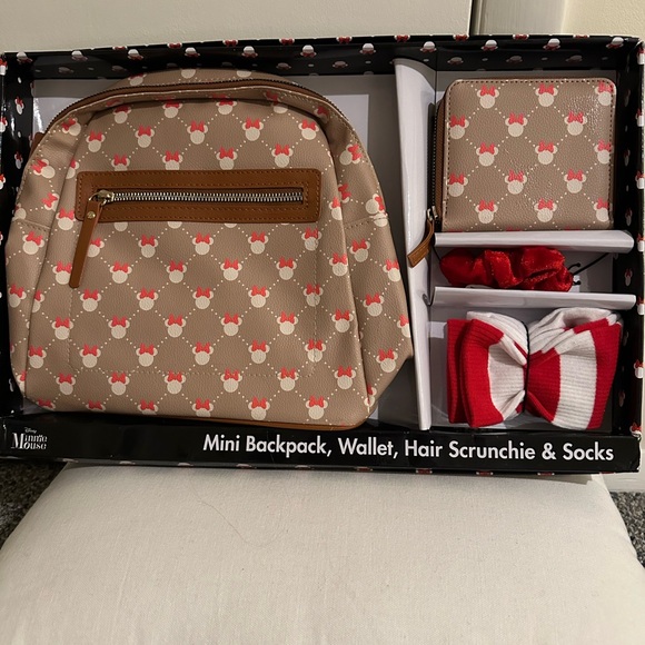 Handbags - NWOT: Minnie Mouse backpack